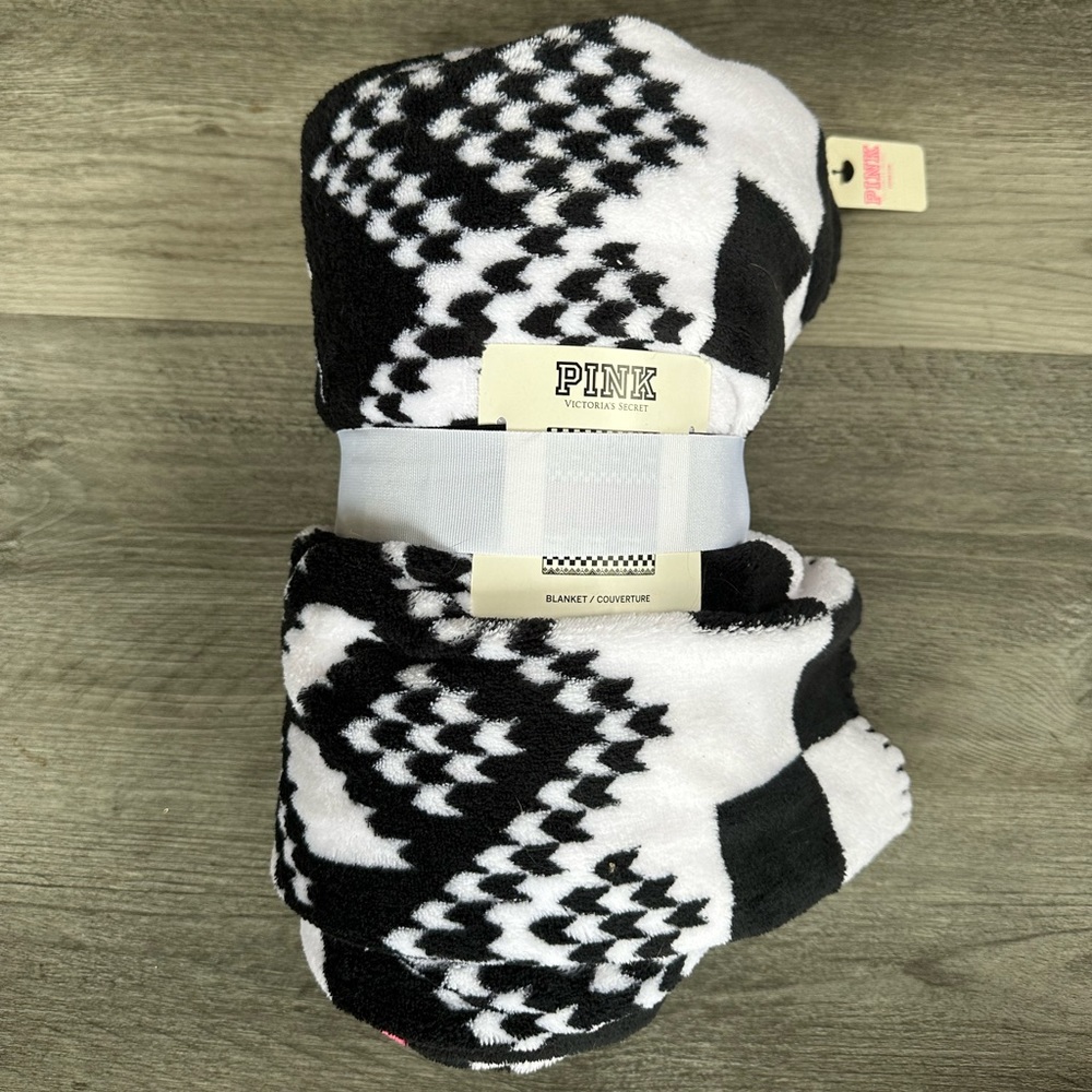 VS PINK Black & Pink Throw Blanket